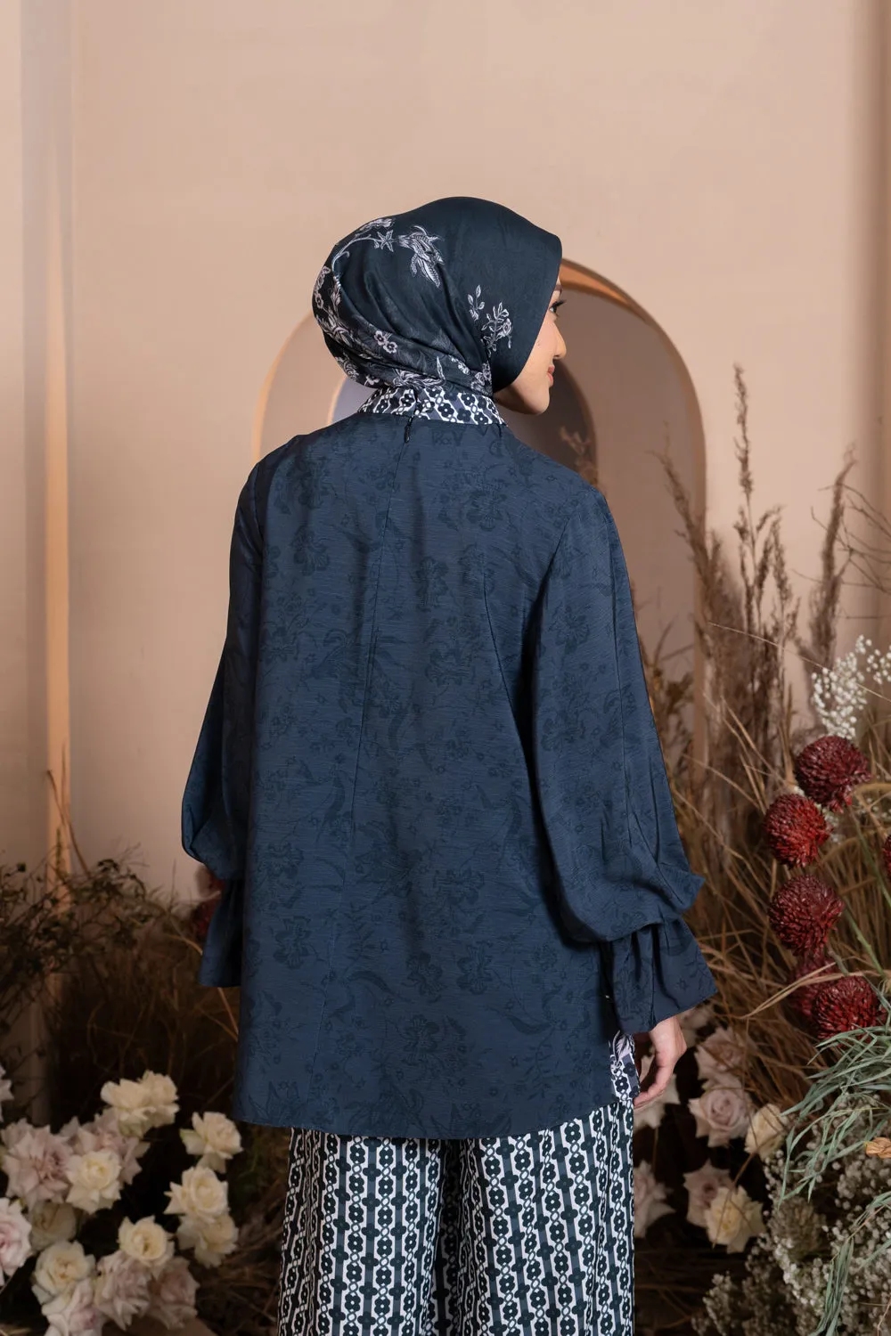 Semantik Blouse Raven Light